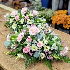Table arrangement pink &amp; cream 